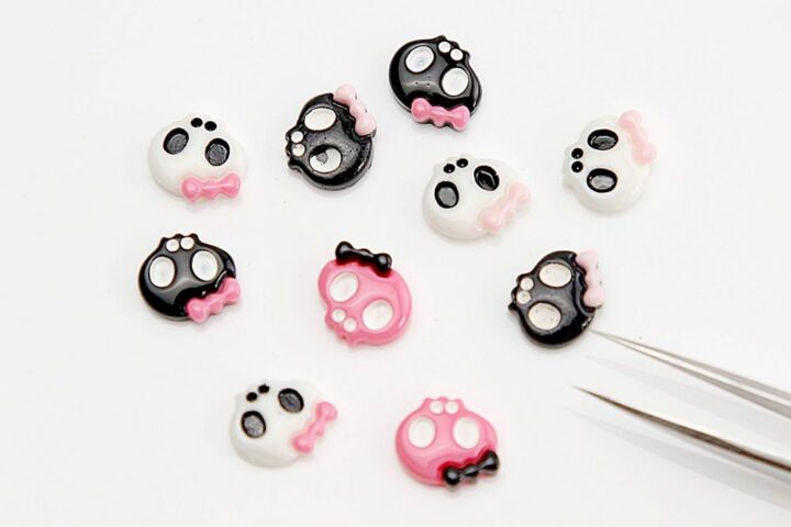 Tendencias 2026: charms calavera uñas resina en diseños actuales